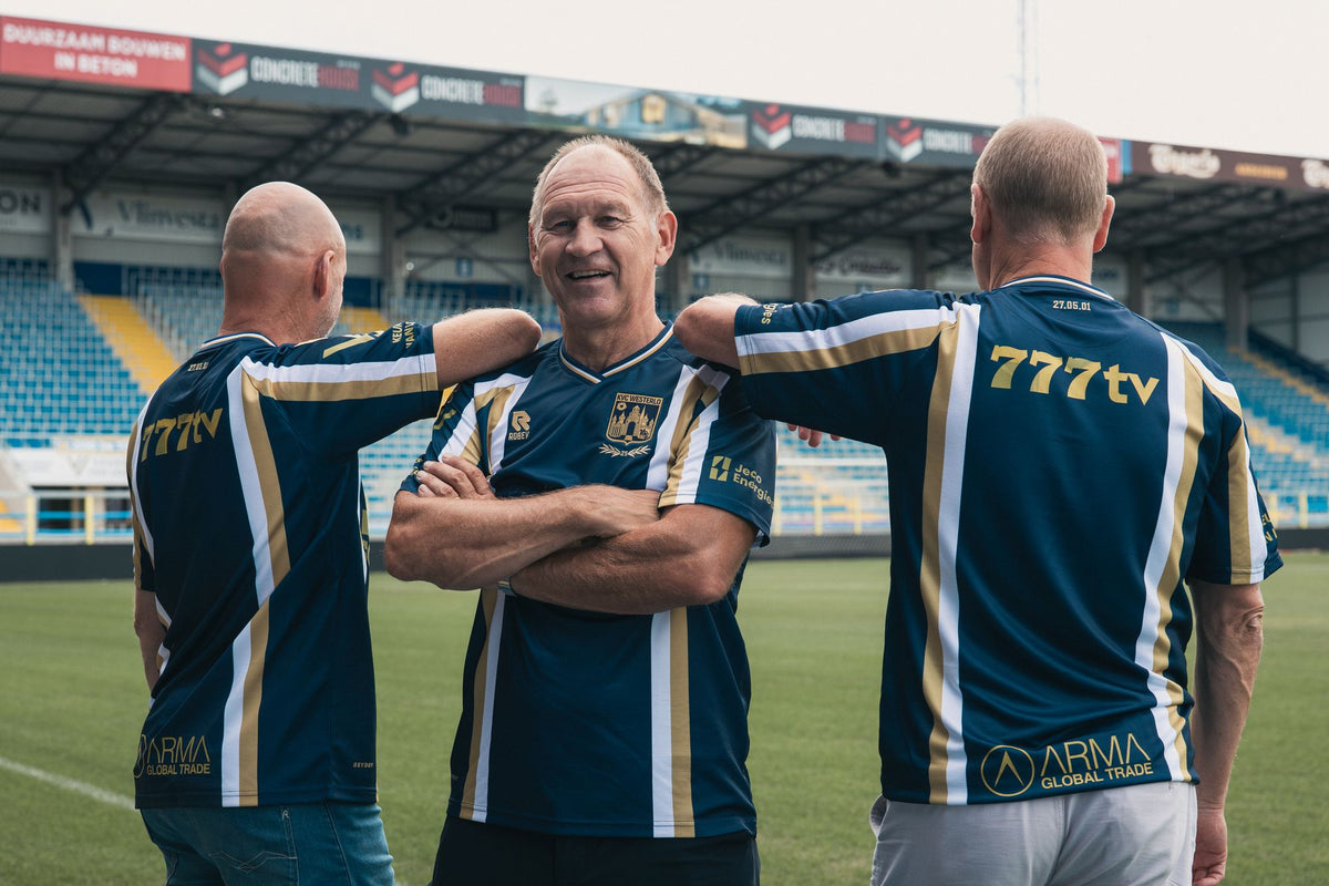 Drie oud-spelers in het derde shirt 2026/27 op het veld van 't Kuipje