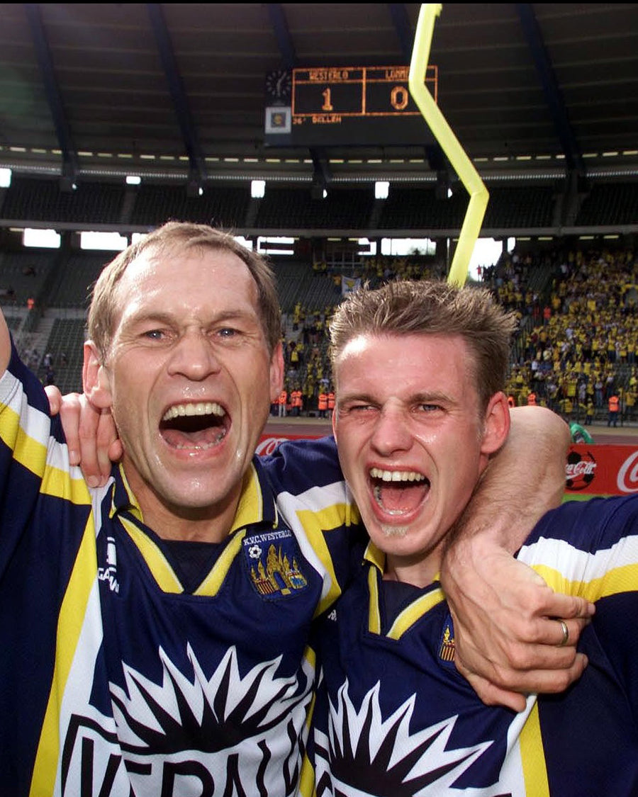 Drie oud-spelers aan de reling van de tribune in 't Kuipje