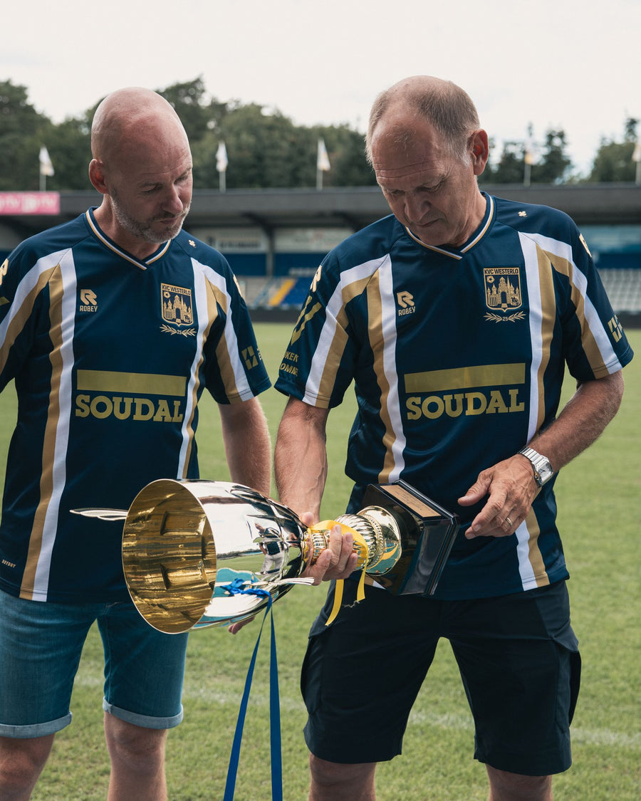 Twee oud-spelers met de Beker van Belgie op het veld van 't Kuipje