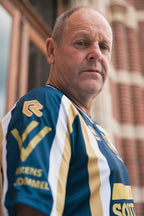 De V-hals met gouden bies van het derde shirt